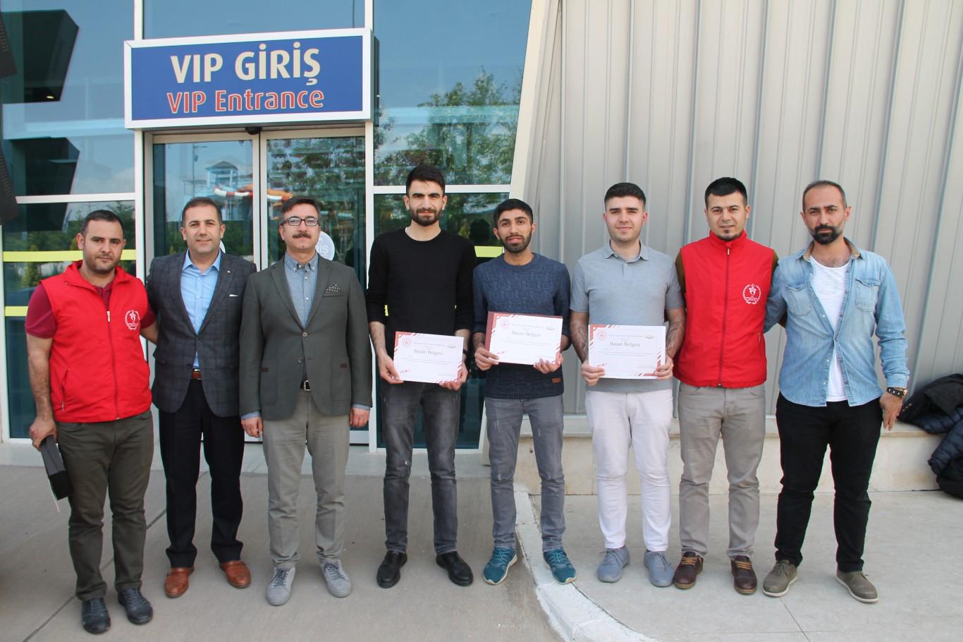 Türkiye birincisi gençleri havalimanında kaymakam karşıladı